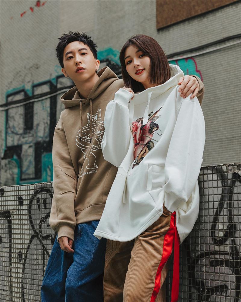 甜爆！《棒棒堂》小禄霸气搂女友认爱　街头牵手躺肩网闪瞎 时尚资讯 图1张