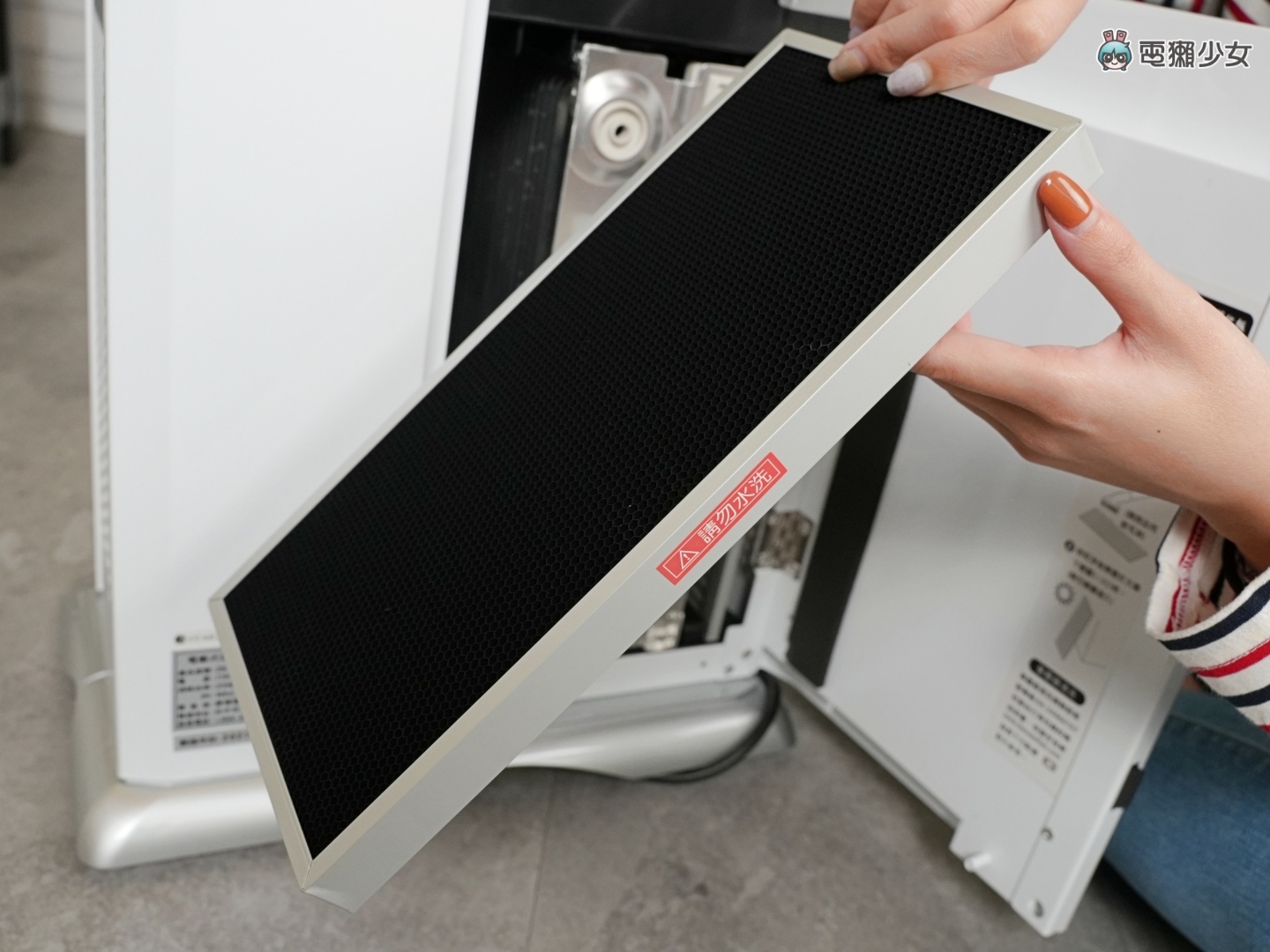 开箱|主打免耗材!‘ Bosswell ZB3200W 空气清净机 ’会自动分解吸附的脏污,搭配轮子移动更便利! 内容图8 潮品文-大潮社旗下实时最新热点娱乐时尚数码等新闻资讯网站! 开箱|主打免耗材!‘ Bosswell ZB3200W 空气清净机 ’会自动分解吸附的脏污,搭配轮子移动更便利!