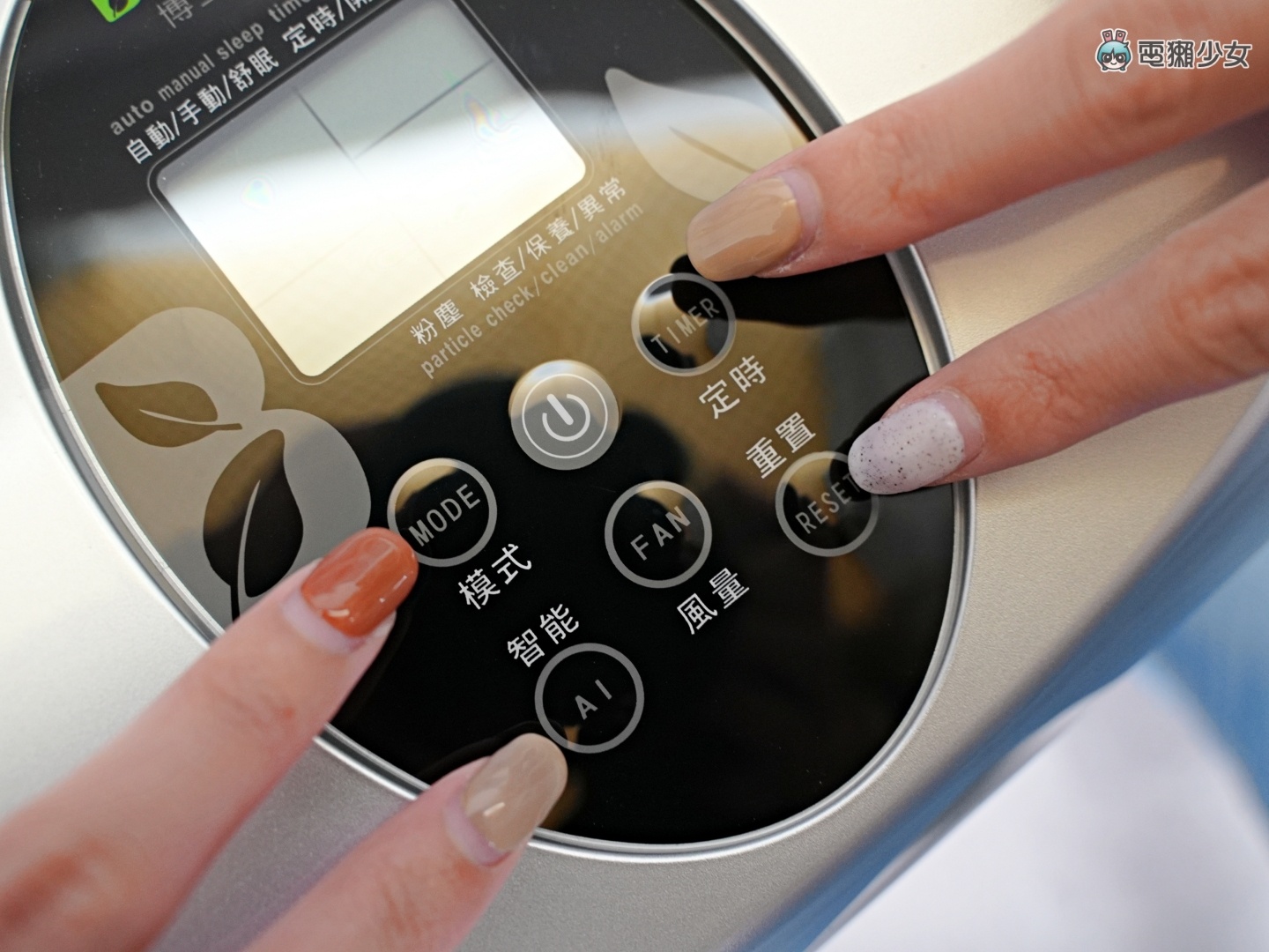 开箱|主打免耗材!‘ Bosswell ZB3200W 空气清净机 ’会自动分解吸附的脏污,搭配轮子移动更便利! 内容图10 潮品文-大潮社旗下实时最新热点娱乐时尚数码等新闻资讯网站! 开箱|主打免耗材!‘ Bosswell ZB3200W 空气清净机 ’会自动分解吸附的脏污,搭配轮子移动更便利!