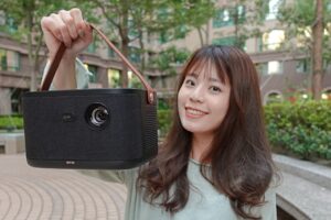 开箱｜带着走的第四台‘ OVO K3 智慧投影机百吋加强版 ’！外型配件升级了！户外活动娱乐好伙伴