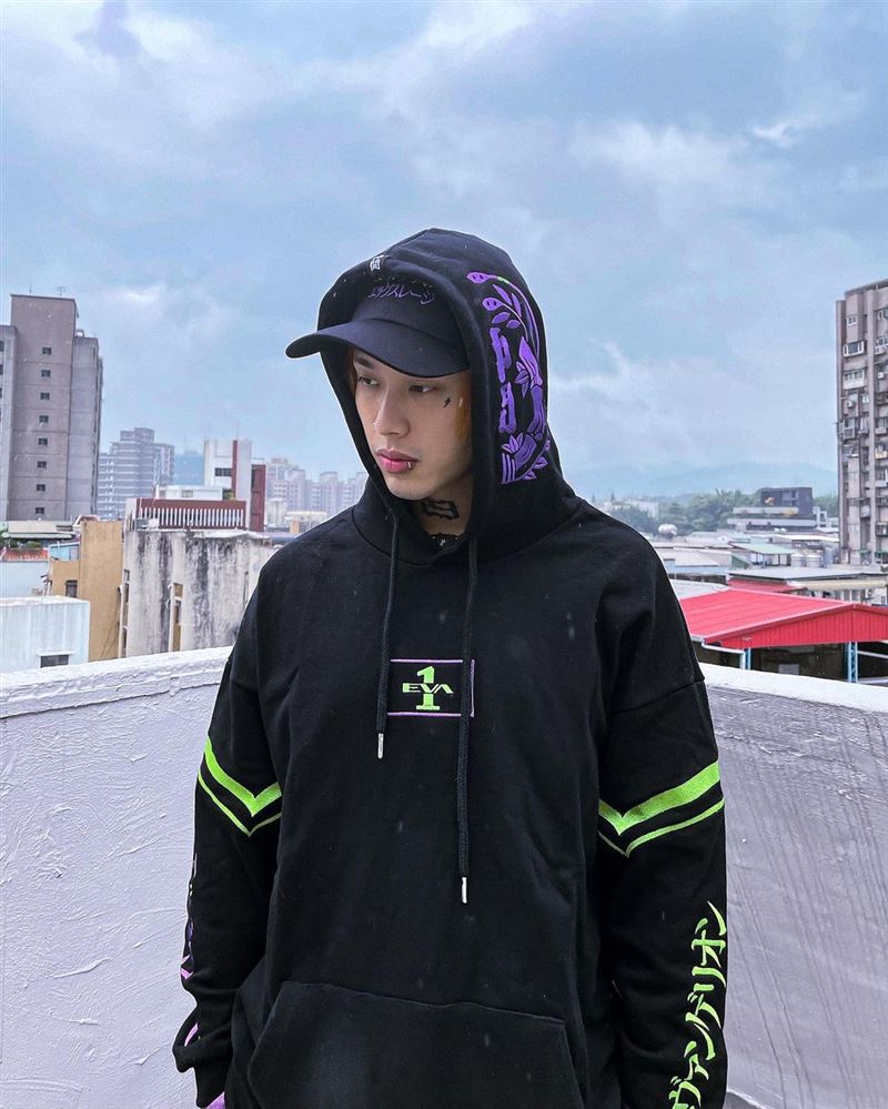 女星变最辣板娘“胸前剩块布”林吟蔚揪千万歌手当洗头弟！ 时尚资讯 图5张