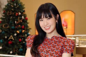 孙盛希罕见露大长腿！外套当洋装“内搭皮革马甲”超火辣