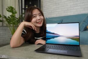 笔电也升级 2.8K 的 16:10 OLED 萤幕‘ Zenbook 14X OLED ’配上 harman/kardon 音响 晚上熬夜狂追剧！