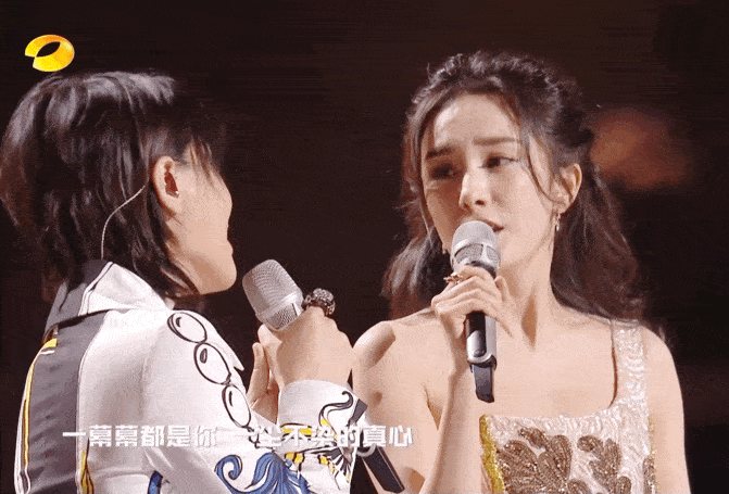 杨幂低胸公主装炸出北半球！ 侧身抬手泄黑影...网惊：快遮好 娱乐资讯 图2张