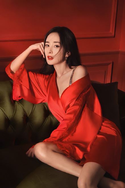 杨幂红色睡衣。（图／翻摄自微博）