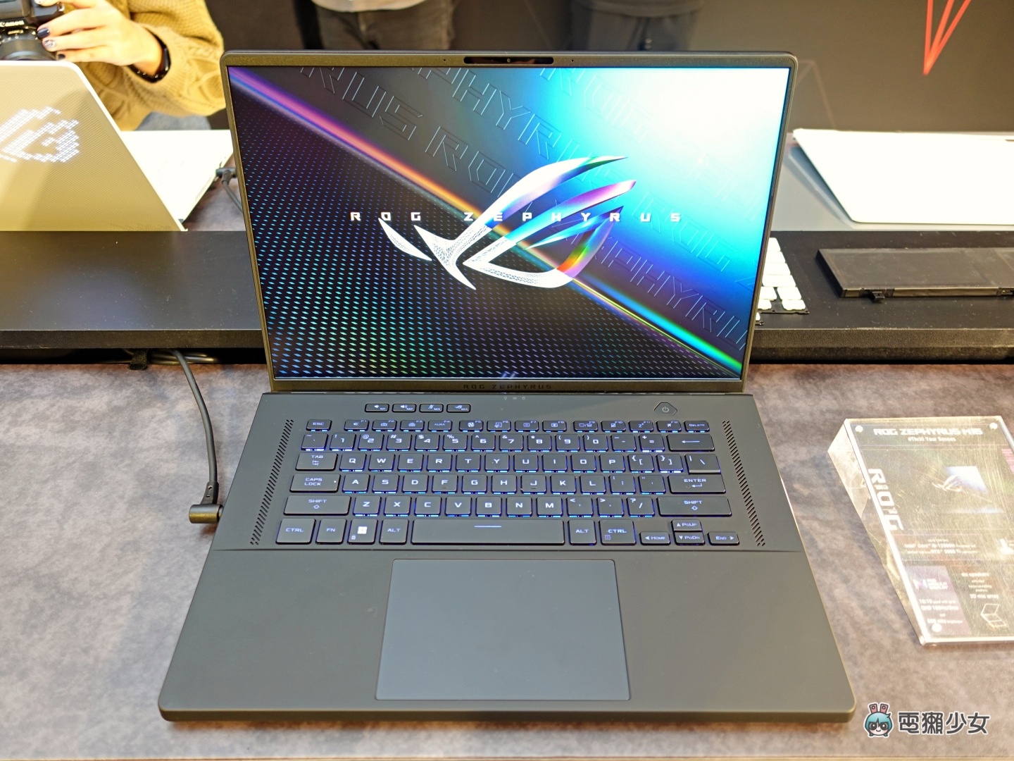 华硕首款 ROG Flow Z13 电竞平板亮相!多款电竞笔电也都一并于 CES 展上现身 内容图5 潮品文-大潮社旗下实时最新热点娱乐时尚数码等新闻资讯网站! 华硕首款 ROG Flow Z13 电竞平板亮相!多款电竞笔电也都一并于 CES 展上现身