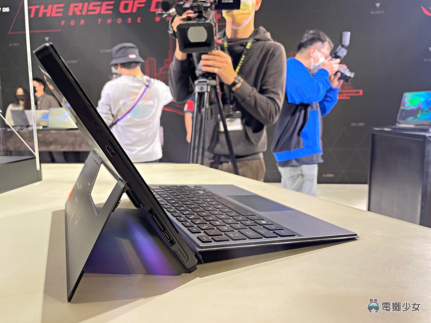 华硕首款 ROG Flow Z13 电竞平板亮相!多款电竞笔电也都一并于 CES 展上现身 内容图12 潮品文-大潮社旗下实时最新热点娱乐时尚数码等新闻资讯网站! 华硕首款 ROG Flow Z13 电竞平板亮相!多款电竞笔电也都一并于 CES 展上现身