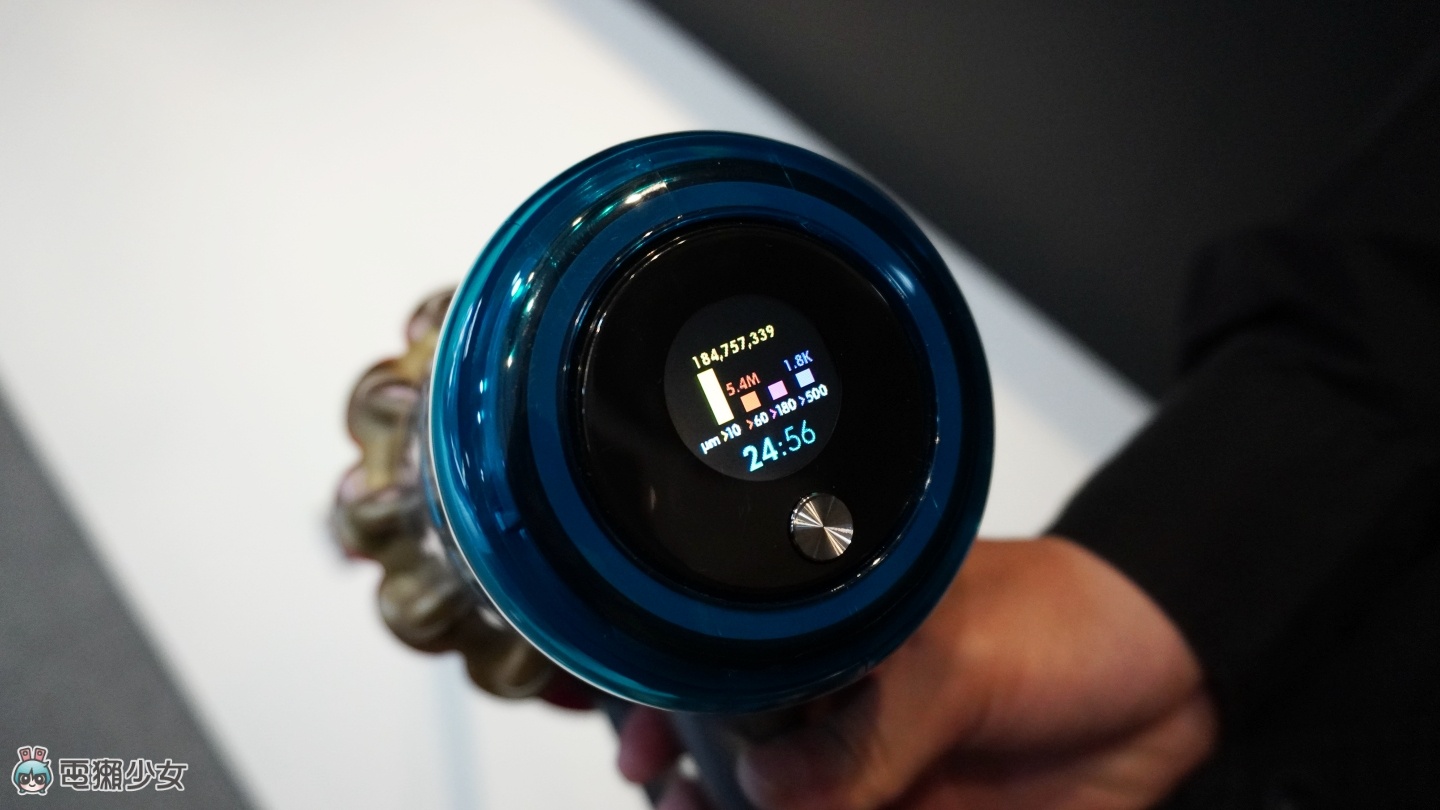 出门|全新 Dyson V15 Detect 吸尘器登场,新‘ 无缠结科技 ’不用担心头发卡在吸头上好难清! 内容图7 潮品文-大潮社旗下实时最新热点娱乐时尚数码等新闻资讯网站! 出门|全新 Dyson V15 Detect 吸尘器登场,新‘ 无缠结科技 ’不用担心头发卡在吸头上好难清!