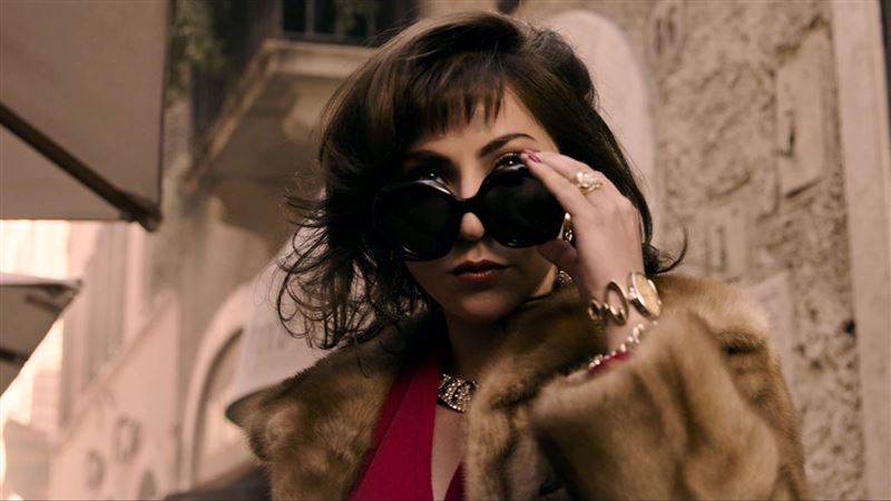 《GUCCI：豪门谋杀案》由“时尚黑寡妇”引领出奢华的80年代浮华世界。（图／UIP提供）