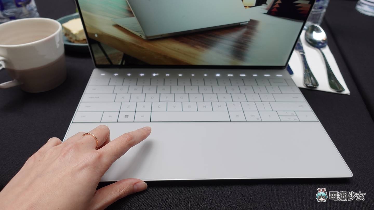 出门|看戴尔超窄边框 XPS 家族新成员 XPS 13 Plus 超美无边际触控板 Dell 最新 CES 笔电 内容图3 潮品文-大潮社旗下实时最新热点娱乐时尚数码等新闻资讯网站! 出门|看戴尔超窄边框 XPS 家族新成员 XPS 13 Plus 超美无边际触控板 Dell 最新 CES 笔电