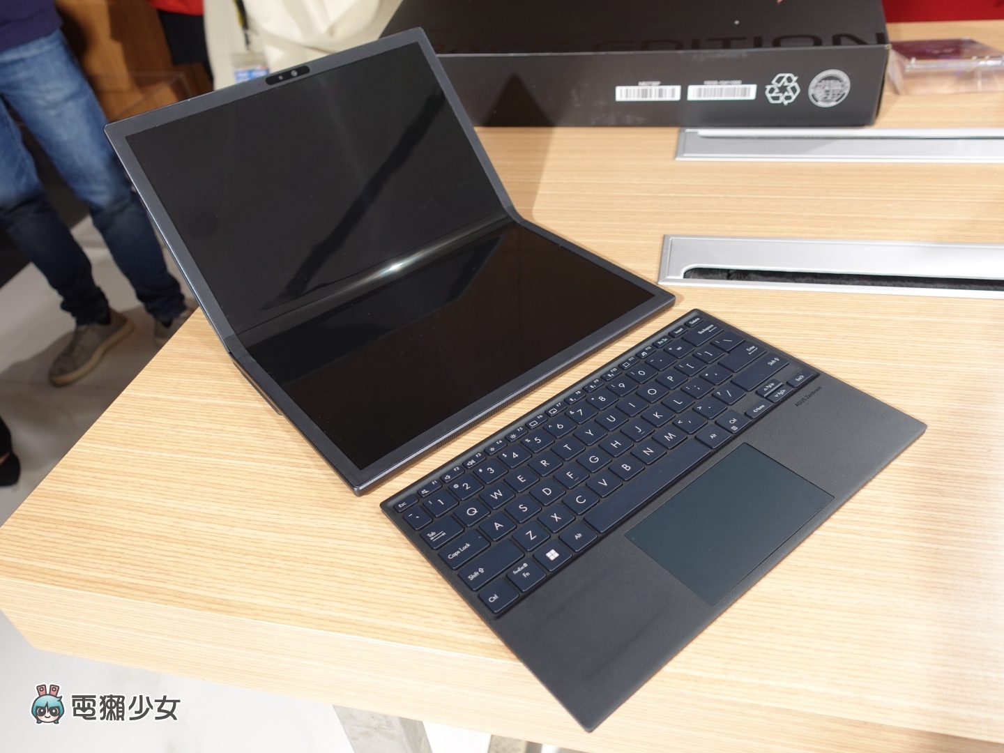 折叠手机不够看!华硕发表 17 吋折叠式笔电‘ Zenbook 17 Fold OLED ’ 内容图2 潮品文-大潮社旗下实时最新热点娱乐时尚数码等新闻资讯网站! 折叠手机不够看!华硕发表 17 吋的折叠式笔电‘ Zenbook 17 Fold OLED ’