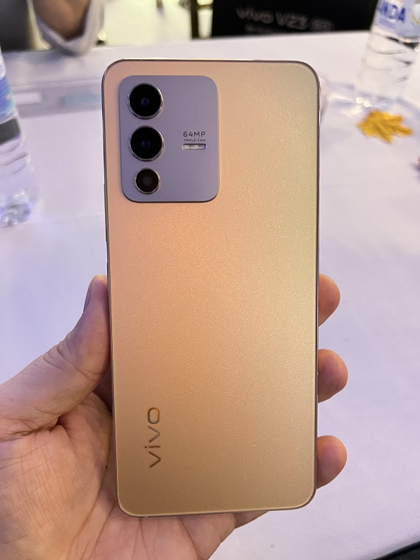 新机 I vivo V23 5G 漂亮登场！ 精致的光致变色绝绝子 售价RM2099 更多热点 图4张