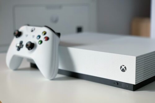 微软正式宣布 Xbox One 全系列早已停产 而 Sony 今年则计划继续生产 100 万台的 PS4