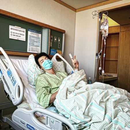 SJ东海旧伤复发...入院动手术！晒“病床比Yeah照”报平安 娱乐资讯 图1张