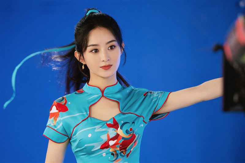 赵丽颖紧身旗袍爆亮点！胸口中空开大洞吸睛　网：美到犯规 时尚资讯 图2张