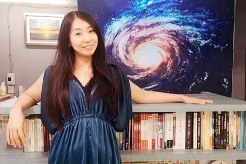 独家／女艺术家创新画派挑战NFT　黄伟亭获法国荣誉勋章