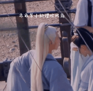 暖爆了！ 阳光太猛烈...杨洋伸手为赵露思挡太阳 娱乐资讯 图1张