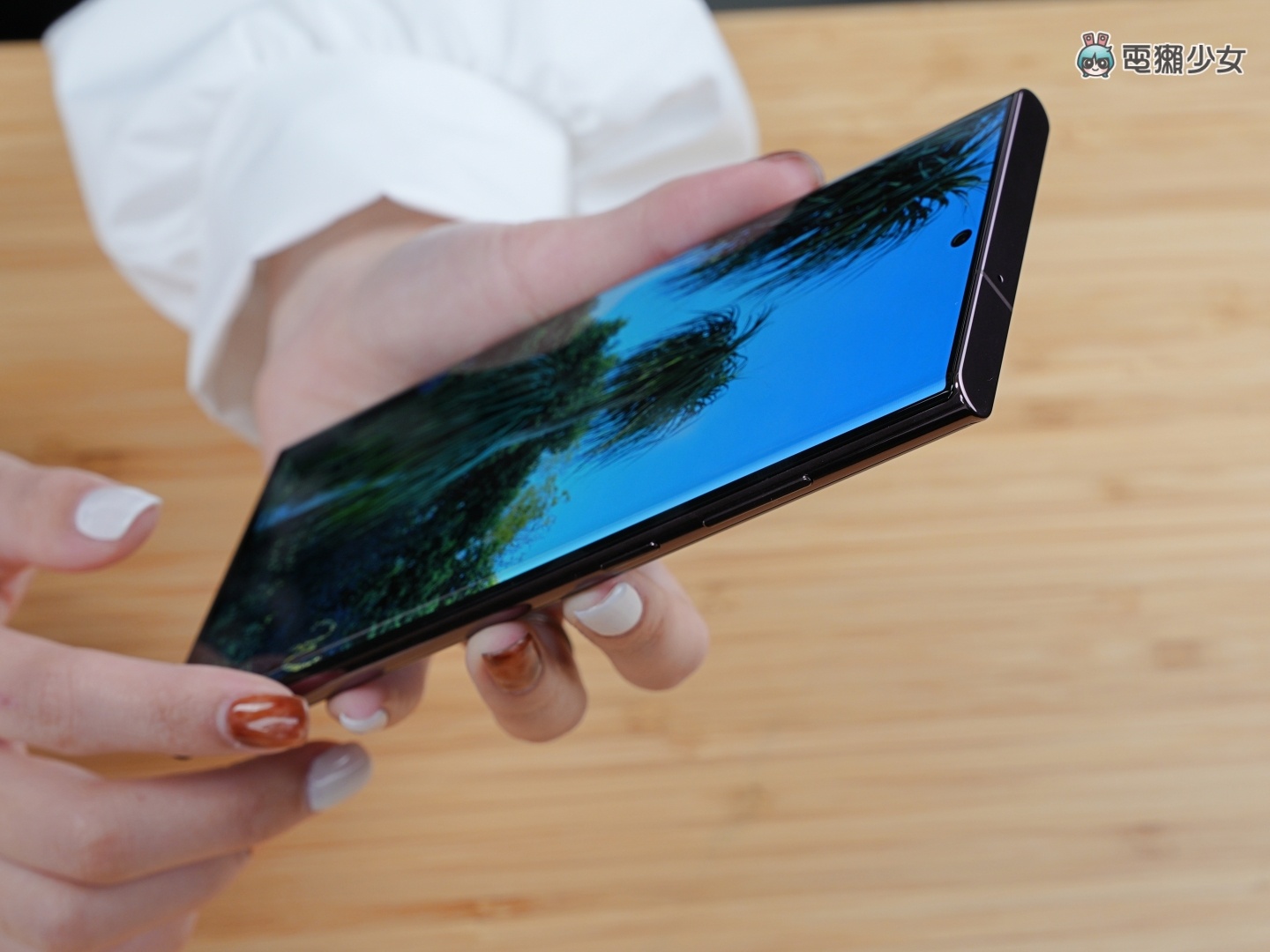 开箱|最强旗舰!三星 Galaxy S22 Ultra 满血回归,S Pen 技能点满,拍摄功力更昇华!加映:S22 / S22+ 怎么选 内容图3 潮品文-大潮社旗下实时最新热点娱乐时尚数码等新闻资讯网站! 开箱|最强旗舰!三星 Galaxy S22 Ultra 满血回归,S Pen 技能点满,拍摄功力更昇华!加映:S22 / S22+ 怎么选