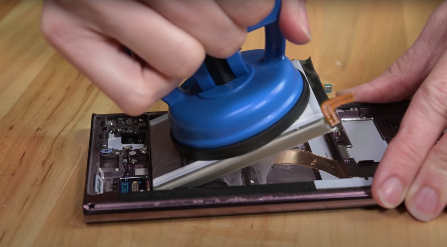 iFixit 拆解三星 Galaxy S22 和 Galaxy S22 Ultra!结论:很难修 内容图3 潮品文-大潮社旗下实时最新热点娱乐时尚数码等新闻资讯网站! iFixit 拆解三星 Galaxy S22 和 Galaxy S22 Ultra!结论:很难修