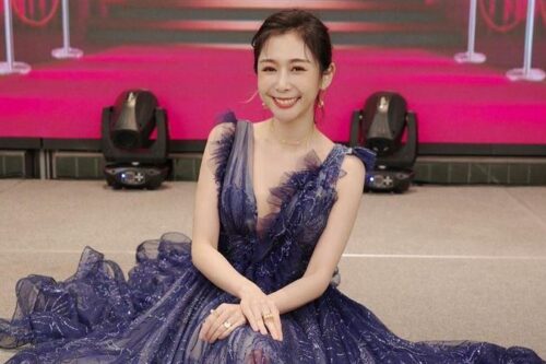 女星亮丽“前后深V”主持春酒　下一秒遇突发吓傻：腿软了