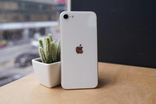 iPhone SE 3 快速开箱！搭载 A15 晶片、支援 5G 四大升级亮点带你一次看