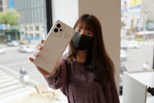 出门｜realme GT2 Pro 正式登场！采用纸质背盖，铅笔写字擦得掉！还有鱼眼模式、显微镜头、3D 照片效果可以玩