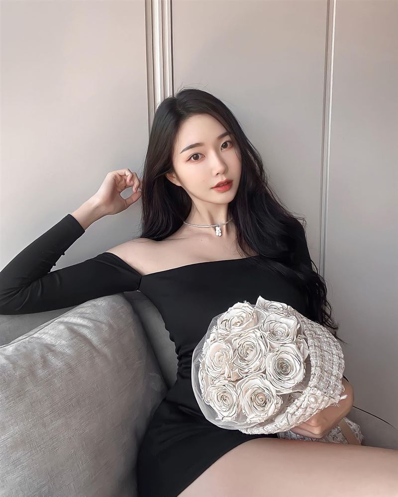 太犯规！音乐女神“白皙雪胸”又失守　限制级身材网全暴动 时尚资讯 图1张