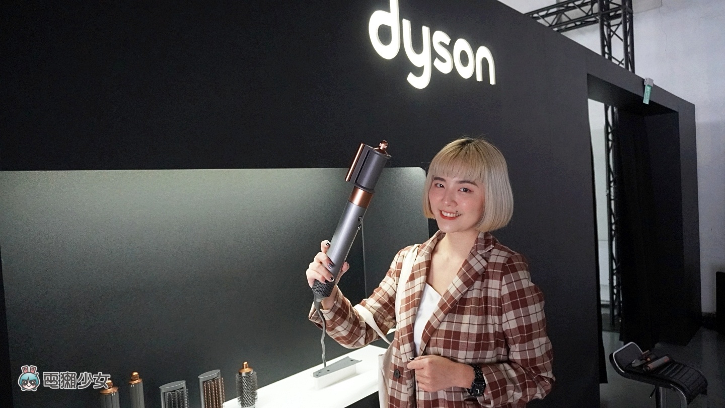 出门|Dyson 新一代美发神器 Dyson Airwrap 登场!带来三大升级配件,在家也能轻松吹出漂亮发型! 内容图1 潮品文-大潮社旗下实时最新热点娱乐时尚数码等新闻资讯网站! 出门|Dyson 新一代美发神器 Dyson Airwrap 登场!带来三大升级配件,在家也能轻松吹出漂亮发型!