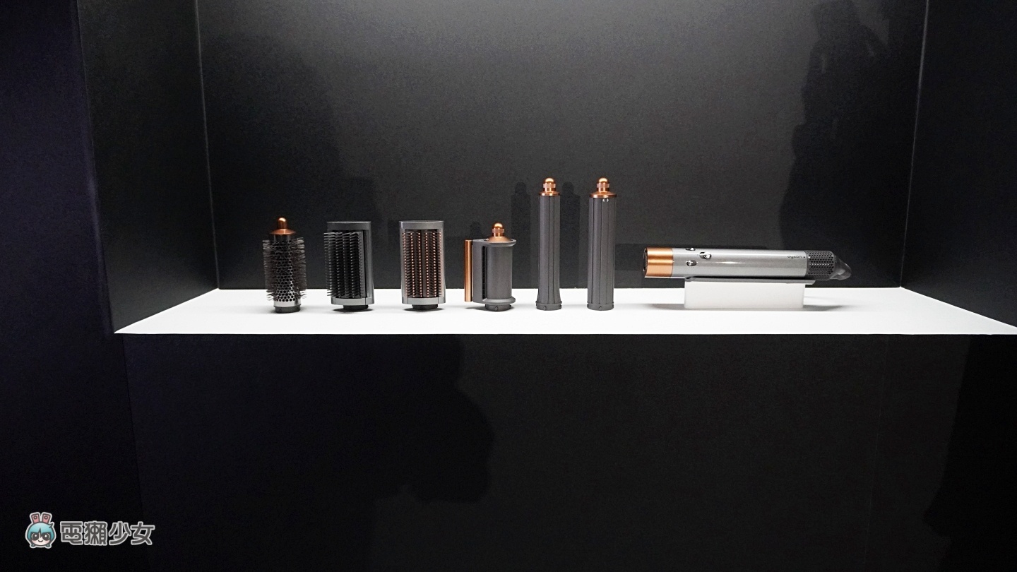 出门|Dyson 新一代美发神器 Dyson Airwrap 登场!带来三大升级配件,在家也能轻松吹出漂亮发型! 内容图3 潮品文-大潮社旗下实时最新热点娱乐时尚数码等新闻资讯网站! 出门|Dyson 新一代美发神器 Dyson Airwrap 登场!带来三大升级配件,在家也能轻松吹出漂亮发型!