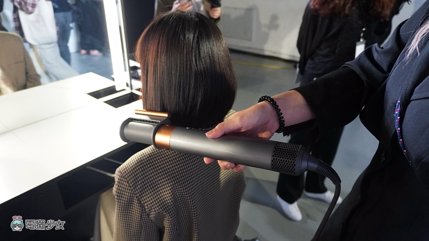 出门|Dyson 新一代美发神器 Dyson Airwrap 登场!带来三大升级配件,在家也能轻松吹出漂亮发型! 内容图5 潮品文-大潮社旗下实时最新热点娱乐时尚数码等新闻资讯网站! 出门|Dyson 新一代美发神器 Dyson Airwrap 登场!带来三大升级配件,在家也能轻松吹出漂亮发型!