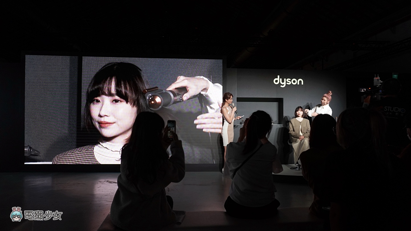 出门|Dyson 新一代美发神器 Dyson Airwrap 登场!带来三大升级配件,在家也能轻松吹出漂亮发型! 内容图6 潮品文-大潮社旗下实时最新热点娱乐时尚数码等新闻资讯网站! 出门|Dyson 新一代美发神器 Dyson Airwrap 登场!带来三大升级配件,在家也能轻松吹出漂亮发型!