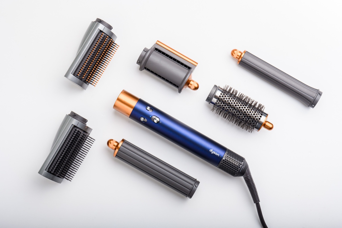 出门|Dyson 新一代美发神器 Dyson Airwrap 登场!带来三大升级配件,在家也能轻松吹出漂亮发型! 内容图9 潮品文-大潮社旗下实时最新热点娱乐时尚数码等新闻资讯网站! 出门|Dyson 新一代美发神器 Dyson Airwrap 登场!带来三大升级配件,在家也能轻松吹出漂亮发型!