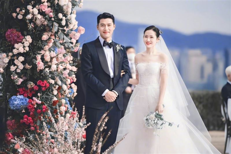玄彬与孙艺真现身美国机场！被粉丝包围　霸气护妻帮忙挡车 时尚资讯 图1张