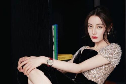 迪丽热巴“深Ｖ爆北半球”转身泄美背辣晒“诱人Ｓ曲线”
