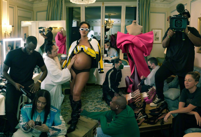 Style｜“最辣孕妇”Rihanna终极孕照，全身透视蕾丝尺度超逼人！ 更多热点 图1张