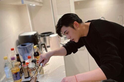 上海封城男星一天一餐　陈奕全副武装摆拍：出门只准核酸！