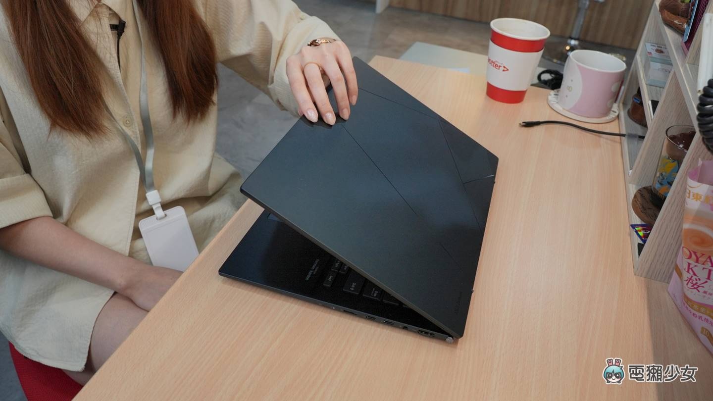 开箱|全新外型设计 Zenbook 14 OLED(UX3402)轻薄笔电,Intel Evo 认证通过! 75Wh 大电池续航力更久 内容图13 潮品文-大潮社旗下实时最新热点娱乐时尚数码等新闻资讯网站! 开箱|全新外型设计 Zenbook 14 OLED(UX3402)轻薄笔电,Intel Evo 认证通过! 75Wh 大电池续航力更久