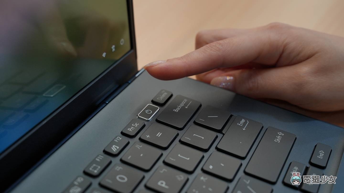 开箱|全新外型设计 Zenbook 14 OLED(UX3402)轻薄笔电,Intel Evo 认证通过! 75Wh 大电池续航力更久 内容图14 潮品文-大潮社旗下实时最新热点娱乐时尚数码等新闻资讯网站! 开箱|全新外型设计 Zenbook 14 OLED(UX3402)轻薄笔电,Intel Evo 认证通过! 75Wh 大电池续航力更久