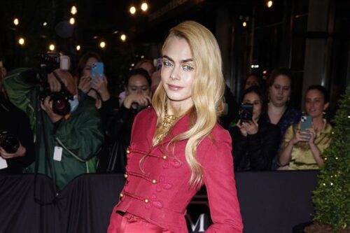 超模脱外套里面“全部没穿”金色双峰形状曝光！网全暴动