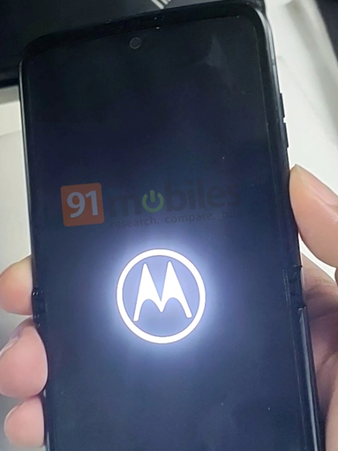 第三代 Motorola&nbsp;razr 折叠机外观曝光！标志性的下巴不见了，有望升级为双主镜头