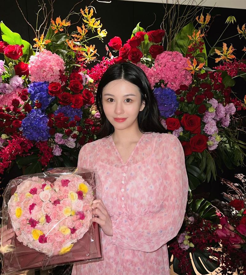 54岁邱淑贞庆生“最美星二代”沈月晒蛋糕照意外揭妈秘密 时尚资讯 图2张