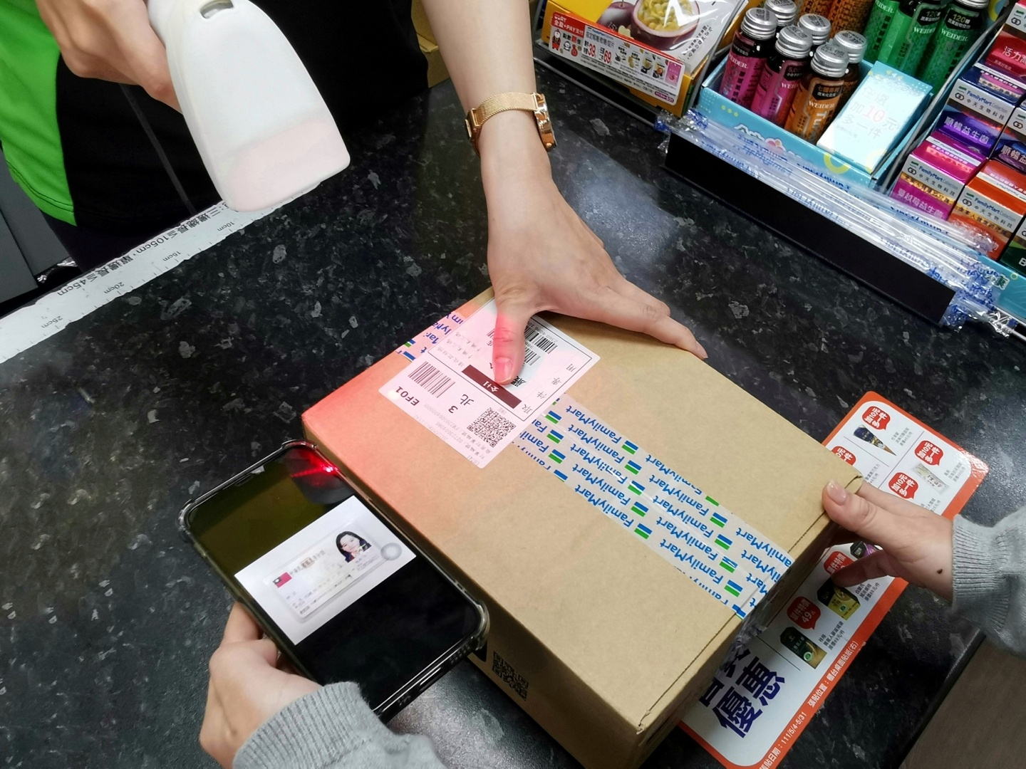 全家推亲友代领‘ 0 元包裹 ’服务!让居隔或确诊者能更方便拿到网购包裹 内容图1 潮品文-大潮社旗下实时最新热点娱乐时尚数码等新闻资讯网站! 全家推亲友代领‘ 0 元包裹 ’服务!让居隔或确诊者能更方便拿到网购包裹