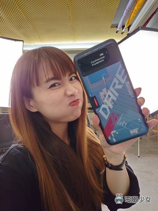 高通推出 Snapdragon 8+ Gen 1,实测抢先搭载 ROG 工程机,安兔兔挤下排行第一名 内容图2 潮品文-大潮社旗下实时最新热点娱乐时尚数码等新闻资讯网站! 高通推出 Snapdragon 8+ Gen 1,实测抢先搭载 ROG 工程机,安兔兔挤下排行第一名