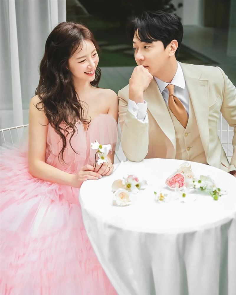 神话Andy与未婚妻两人神级外貌相当登对“眼神有爱”。（图／翻摄自bongku_married IG）