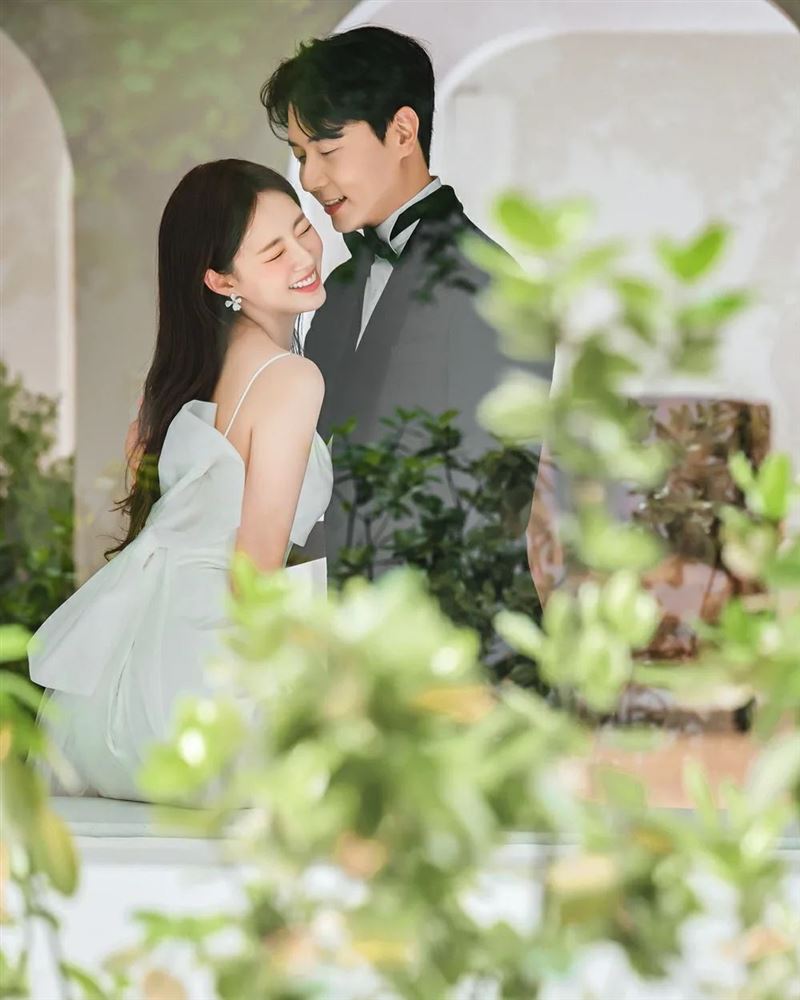 神话Andy与未婚妻两人神级外貌相当登对“眼神有爱”。（图／翻摄自bongku_married IG）
