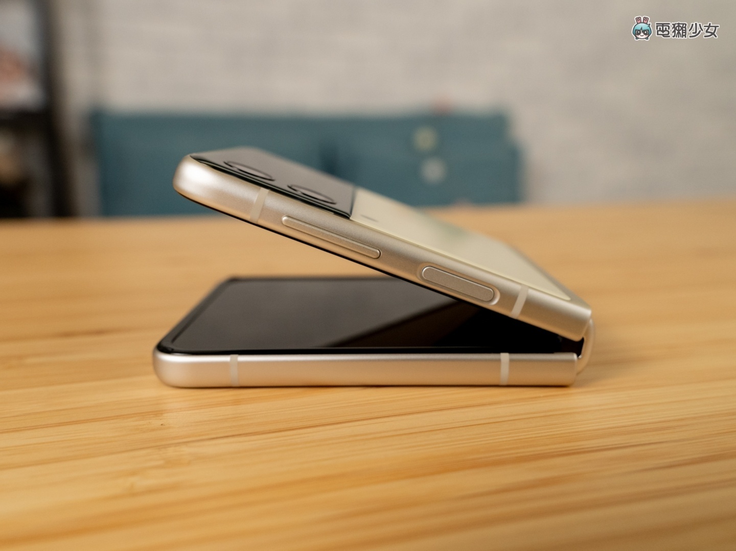 三星 Galaxy Z Flip3 耐用吗? 国外 YouTuber 实测发现最多约可折叠 40 万次 内容图1 潮品文-大潮社旗下实时最新热点娱乐时尚数码等新闻资讯网站! 三星 Galaxy Z Flip3 耐用吗? 国外 YouTuber 实测发现最多约可折叠 40 万次