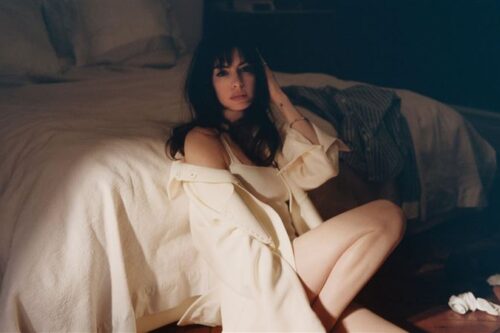 安海瑟薇胸前只有“两片布”躺下运动被看光!辣爆上万网友