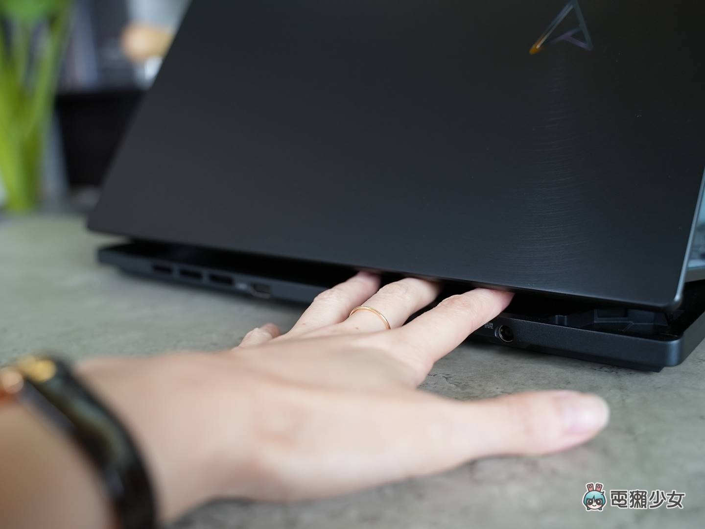 考虑带 14 吋 PC 的设计师?ASUS Zenbook Pro 14 Duo OLED 双萤幕笔电新结构与新色开箱,看见 120Hz OLED 的高规格! 内容图7 潮品文-大潮社旗下实时最新热点娱乐时尚数码等新闻资讯网站! 考虑带 14 吋 PC 的设计师?ASUS Zenbook Pro 14 Duo OLED 双萤幕笔电新结构与新色开箱,看见 120Hz OLED 的高规格!