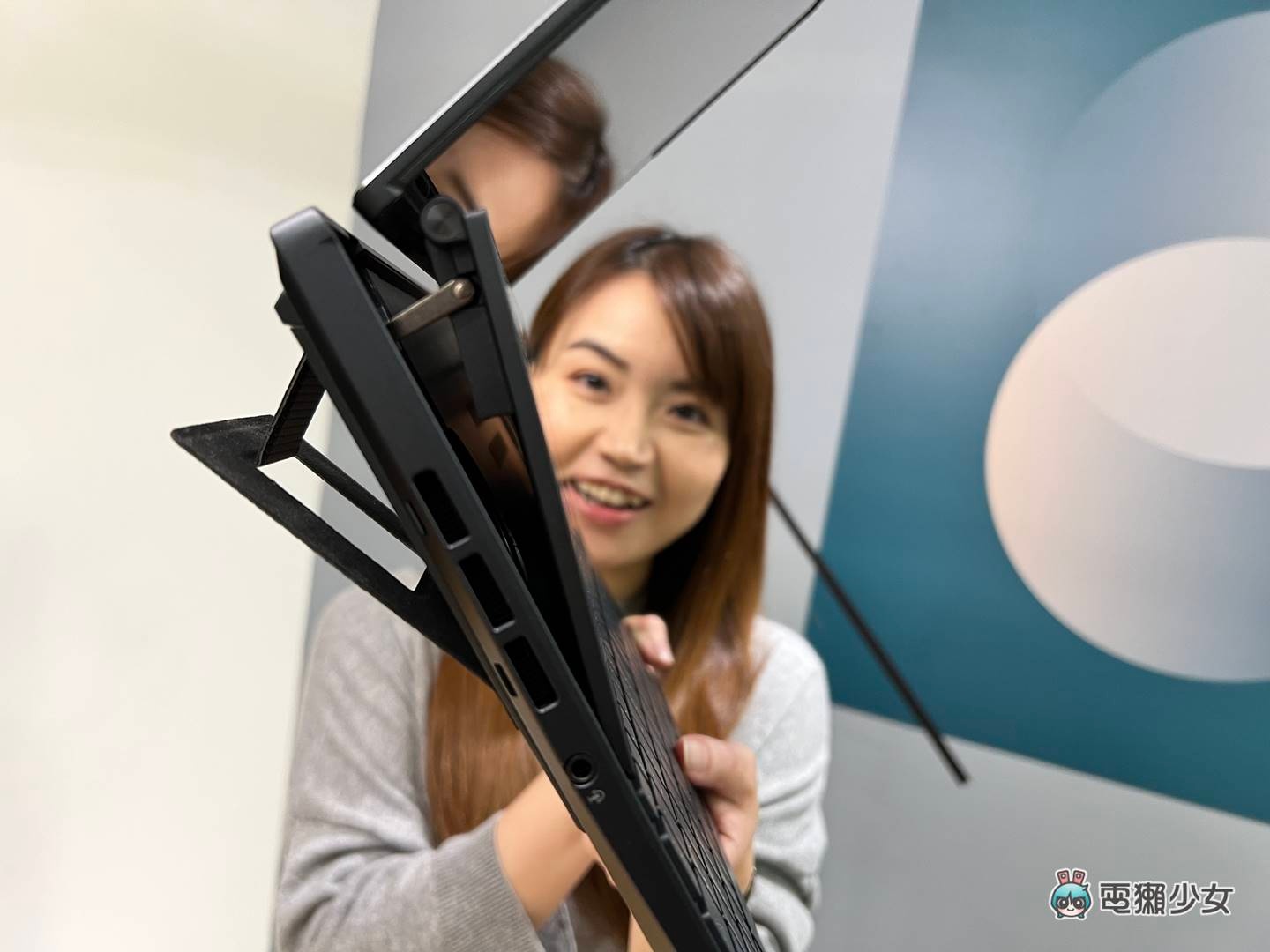 考虑带 14 吋 PC 的设计师?ASUS Zenbook Pro 14 Duo OLED 双萤幕笔电新结构与新色开箱,看见 120Hz OLED 的高规格! 内容图9 潮品文-大潮社旗下实时最新热点娱乐时尚数码等新闻资讯网站! 考虑带 14 吋 PC 的设计师?ASUS Zenbook Pro 14 Duo OLED 双萤幕笔电新结构与新色开箱,看见 120Hz OLED 的高规格!