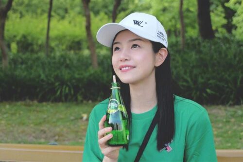 陈妍希穿“百褶裙”露一大截美腿！3张照片让上万人嗨翻了